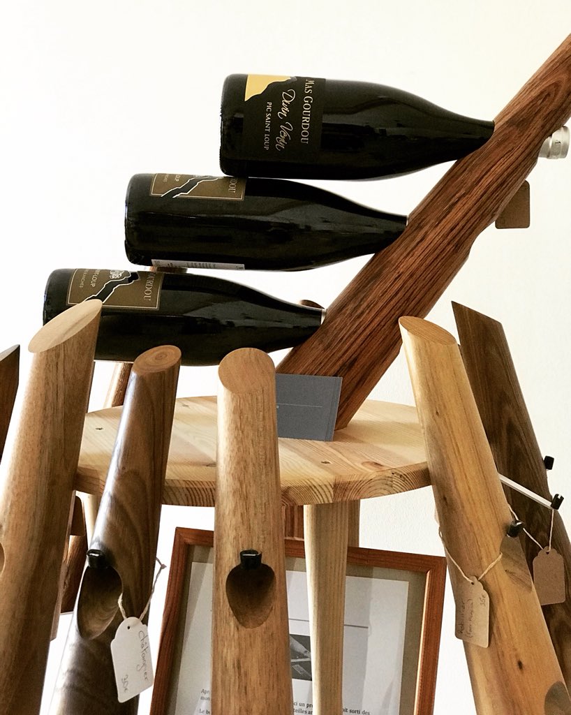 Si vous avez la chance d’être détenteur d’un Divin Venin, il est conseillé de le carafer 4heures avant de le déguster 😜🍷 #MardiConseil #MasGourdou #vin #PicSaintLoup #hérault #Languedoc