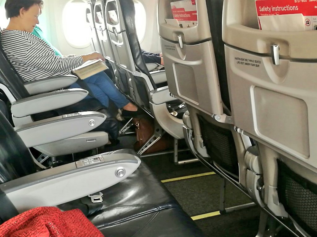 FloraBaker's tweet photo. A flight booking tip for maximum space: when choosing your seat at online check-in, go for the seats at the very back of the plane. This @Fly_Norwegian flight is supposed to be fully booked but I've got three empty rows around me! BLISS π«β€οΈπ #travelhack #flyingtip https://t.co/MzvZEUMaAQ