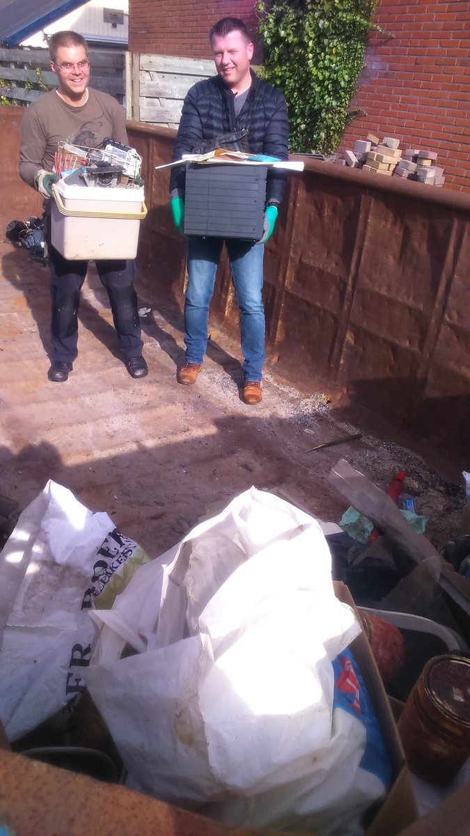 PresentNG's tweet image. Vrijwilligers van UNIVÉ zijn hard aan de slag om deze container in Appingedam te vullen.
