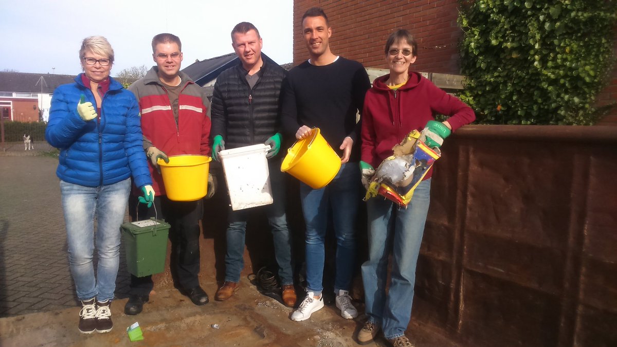 PresentNG's tweet image. Vrijwilligers van UNIVÉ zijn hard aan de slag om deze container in Appingedam te vullen.