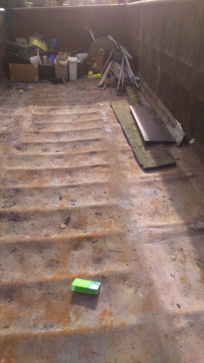 PresentNG's tweet image. Vrijwilligers van UNIVÉ zijn hard aan de slag om deze container in Appingedam te vullen.