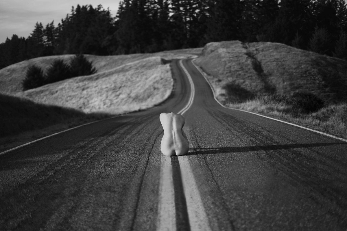 Приснилась дорога машины. Белый сон дорога черная. Дорога на черные Пески. Back photo White picture.