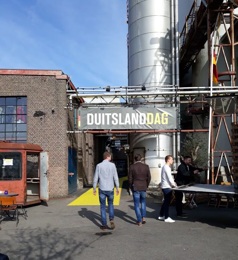 Waar anders moet je zijn op de #dagvandeduitsetaal? ;-) <a href="/duitslanddag/">Duitslanddag</a> De export van Nederland naar Duitsland is met 9% toegenomen afgelopen jaar, er zijn dus veel mogelijkheden voor Nederlandse ondernemers in Duitsland. Kennis van de Duitse taal is daarbij wel essentieel.