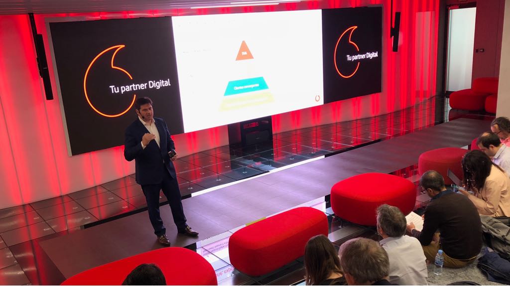 VodafoneEmpresa's tweet image. 🅾️EN DIRECTO: Hoy presentamos la primera propuesta del mercado basada en #Cloud, voz ilimitada y datos móviles adaptables para todos los empleados de la empresa con #VodafoneInfinity y nuestro nuevo #VodafoneDataCenter, que impulsarán la digitalización de las empresas