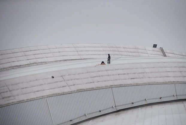 Blue Jays game postponed after chunks of ice from CN Tower damaged Rogers Centre roof thespec.com/sports-story/8… https://t.co/OrG1dPri3W