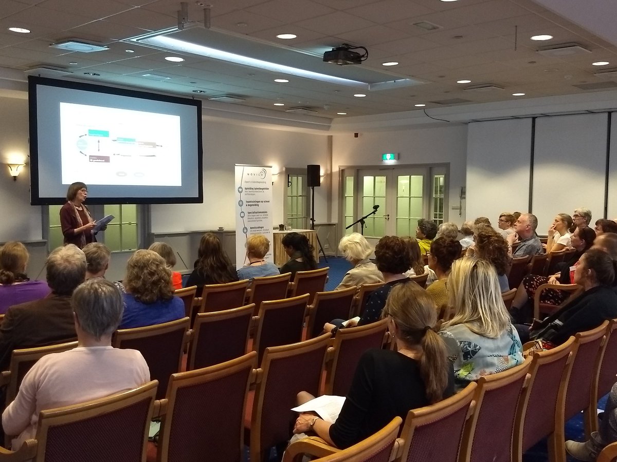 BryantHeng's tweet photo. Sessie door Noks Nauta en Patricia van Casteren over Hoogbegaafden en Werk #novilo #ihbv #congres #zeist @NoviloTalent @IHBV_ https://t.co/H13tamvexC