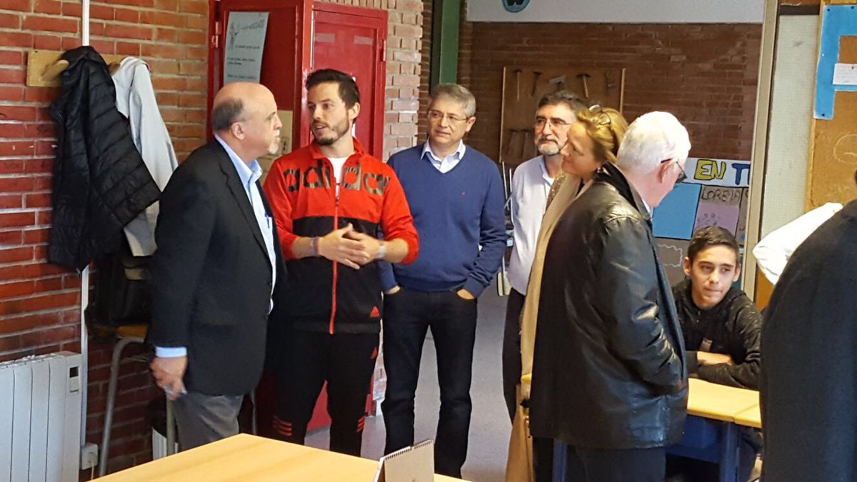 lasallevp's tweet photo. Las obras socioeducativas de @lasallevp siguen siendo las protagonistas del recorrido que el Hno. Robert está realizando en el sector Valencia-Palma de La Salle. Ahora conociendo el aula ADINCRE en @lasallepaterna  #BienvenidoHermanoRobert https://t.co/Zfklfe5uc0