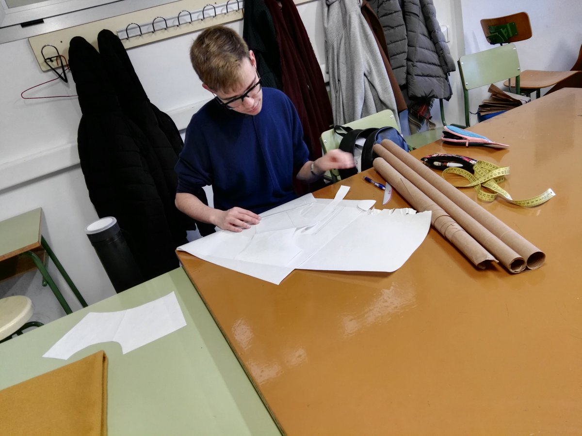 FPpasarelamoda's tweet photo. ¡Concentración máxima! 🤔🤔
Nueva batería de imágenes de nuestros compañeros encargados de las creaciones para la primera #FPPasarelaModa.
👨🎨 A estos artistas no les tiembla el pulso 👩🎨
#Moda #AragonFashionWeek #Diseño #PasarelaModa #Aragon #FP https://t.co/Y9PT4kFmoo
