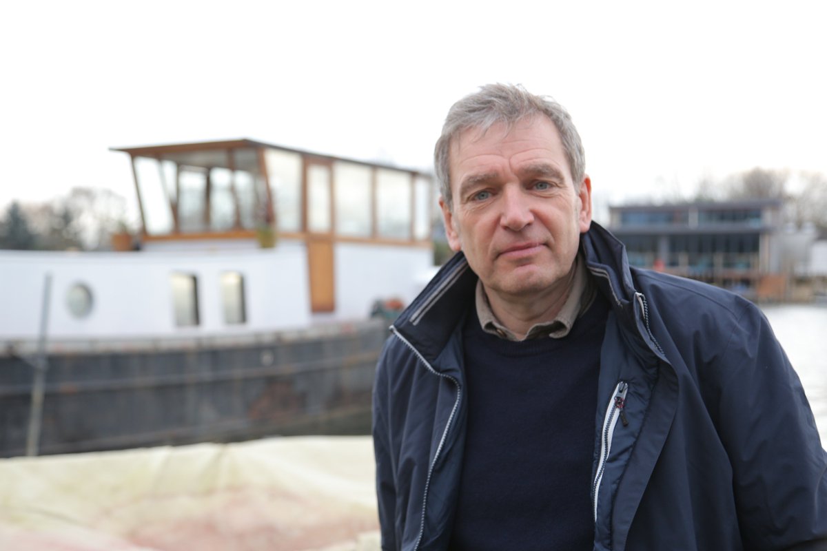 MarkEvansTV's tweet photo. So you're in your 20s and want your own pad. But life on land is so predictable. Why not convert a knackered old barge? Well lots of reasons actually. But none of them put off Ani &amp; Charles. Their epic DIY adventure is on More4 tonight at 9  #MyFloatingHome #Inspiration @4Viewers https://t.co/rdFIb5cbV8