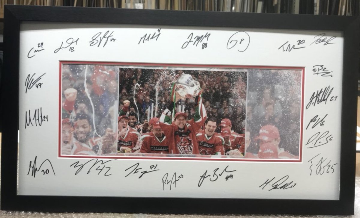 violetkcpickles's tweet image. Right @cardiffdevils fans I told you I had something else up my sleeve. We have kindly been donated this awesome image by @helenbrabon and framed by @CardiffFrame going to run this as a sweep stake. 250 numbers £2 per number. All proceeds to #5in55 and Ty Hafan. Please retweet 😈