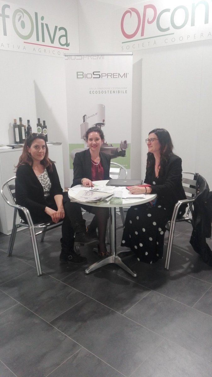 BioSpremi's tweet photo. Secondo giorno a #vinitaly2018
E workshop di #OpConfoliva che presenta #BioSpremi
"Innovare per produrre meglio e di piรน"
Alle 14.30 Padiglione D https://t.co/qgnRMypaRI