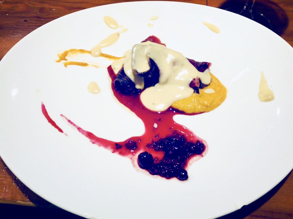 La Ternasca no deja de innovar!!!Y nuestro chef tampoco!!!”Canelón de cecina,relleno de ternasco y acompañado de una bechamel de escándalo!!!todo esto con un toque de brasa genial!!!