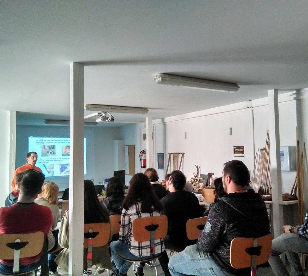 ArqExpUAM's tweet photo. #ExperimentalArchaeology Today in the Master in Quaternary and Prehistory, we talk about #traceology with the expert Antony Borel (MNHN, Paris). 
#QP7 #erasmusmundus #UAM #sciencie https://t.co/PPc2zRemYN