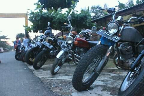 oto_bareto's tweet photo. Waktu itu, Di acara event DCDC REBEL BIKE , Bersama para riders ganteng .. 
#otobaretogarsel #custommotor #classic #dcdc https://t.co/3oegGoFgXh