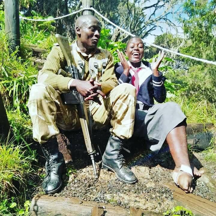 AKenyanGirl's tweet photo. These are the selfless heroes we need today. 
@kwskenya, please recognize Ranger Philip Wesa. His act of selflessness is above and beyond his call of duty, and deserves the highest accolades. 

#Mashujaa https://t.co/bPIadapsdI