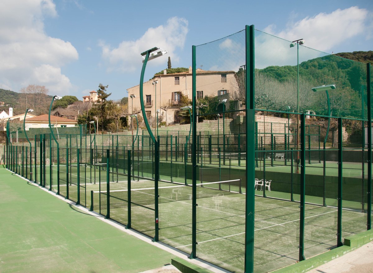 PadelTechUK's tweet photo. #PadelPointer Curved lighting pillars are an attractive option which will enhance the look of your #padel court. Contact info@padeltech.co.uk for more details https://t.co/3C2prgQgli