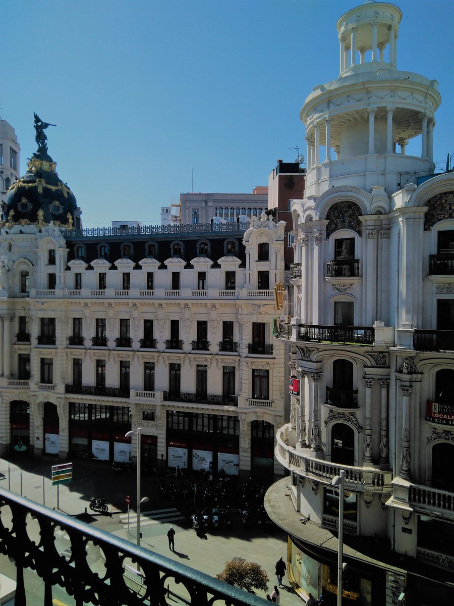 Digiteka_Inter's tweet photo. ¡ Ya se empieza a notar el buen tiempo en #Madrid !Desde nuestras #oficinas trabajamos mucho mejor con este #SOL 😊 #Martes #Publicidad #GranVia #Tecnología #Online #primavera2018 #Digiteka #Digital https://t.co/lP0wYzRs90