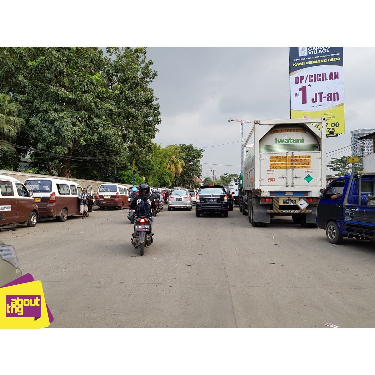 abouttng's tweet photo. Jalan Raya Legok, dilebarinnya cuma sedikit dan tidak diteruskan lagi pelebarannya serta angkofa ngetem. Alhasil macet pun tidak bisa dihindari karna penyempitan jalan kembali. https://t.co/jKDi88Q2Dl