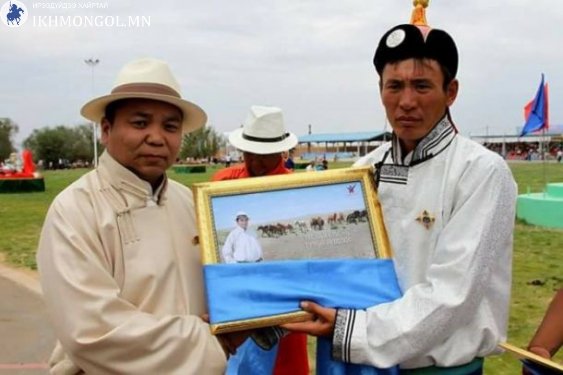 Л.Энхболдыг зургаа жаазлаагүй байхад
Энхбаярын оймс гозолзож байхад
Эрдэнэчимэг анаа согтуураагүй байхад
Эрдэнэтийг барьцаанд тавиагүй байхад

би жиргэж явлаа :р