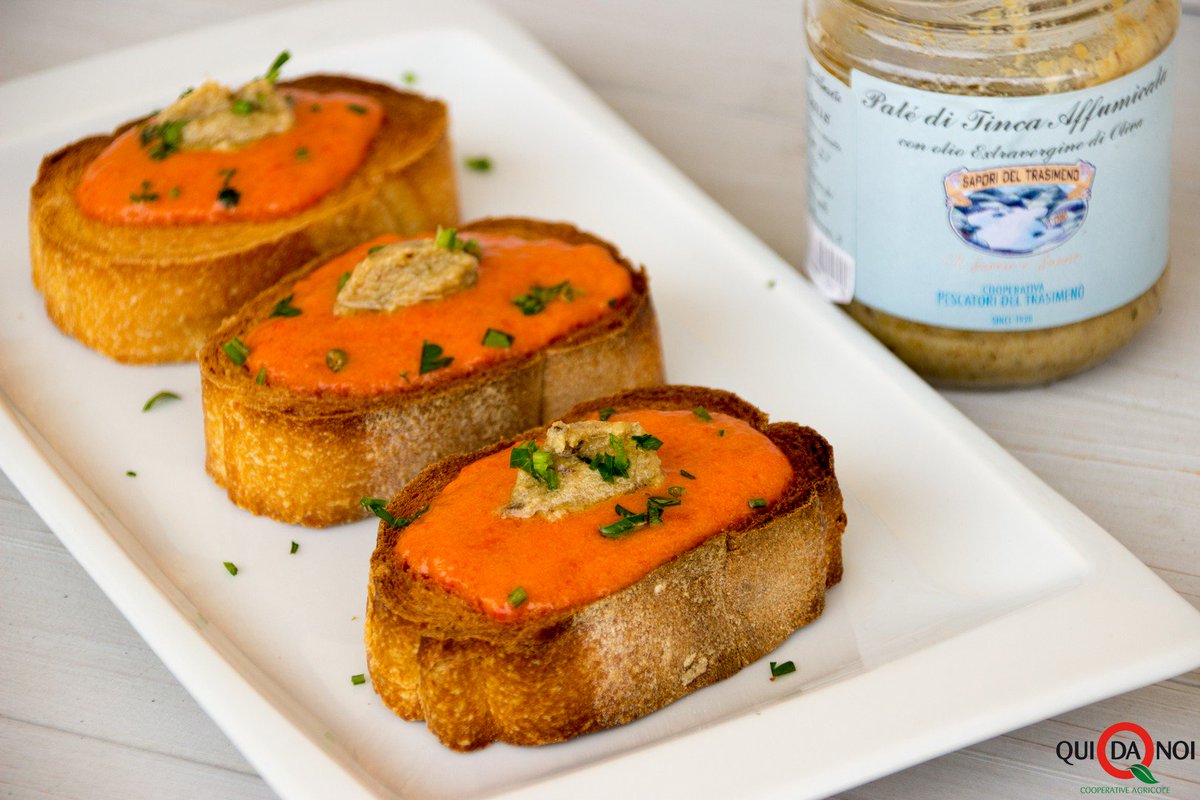 quidanoi_IT's tweet photo. Dire che questi Crostini con crema di peperoni e patè di tinca affumicata @PescaTrasimeno sono buoni non basta! Segui la ricetta 👉🏼 https://t.co/T6EmY1h1dR
#quidanoi #ricette #umbriafood #umbria #food #cooperativeagricole #fedagri https://t.co/7i6NZUmcb7