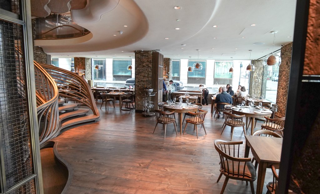 The_Upcoming's tweet photo. Hide review: Dabbous raises the bar of informal fine dining with his new Mayfair restaurant https://t.co/B88Ymev0KH @Hedonism_Wines @Matt_Mawtus @lucas_selby @BendeBarsony @angus_josh @PolishSomm @OskarKinberg https://t.co/W0PqGX3Kao