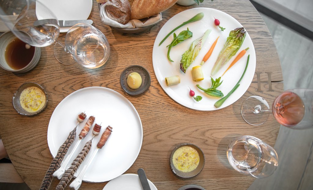 The_Upcoming's tweet photo. Hide review: Dabbous raises the bar of informal fine dining with his new Mayfair restaurant https://t.co/B88Ymev0KH @Hedonism_Wines @Matt_Mawtus @lucas_selby @BendeBarsony @angus_josh @PolishSomm @OskarKinberg https://t.co/W0PqGX3Kao