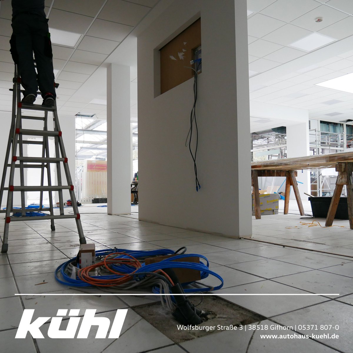 AutohausKuehl's tweet photo. #Baustellentagebuch #WirBauenUm #Baustellenupdate #BaldGeschafft #Service #Aufpolieren #Schöner #Neu #Neugestaltung #Umbauen #Umbauphase #Ummodeln #Modernisieren #Kabelsalat #WorkHard #LangsamWirdEs #Neuauflage #Farbeimer #NeueIdeen #Wohlfühlen #Autohaus #Gifhorn #Volkswagen https://t.co/loKysst7uu