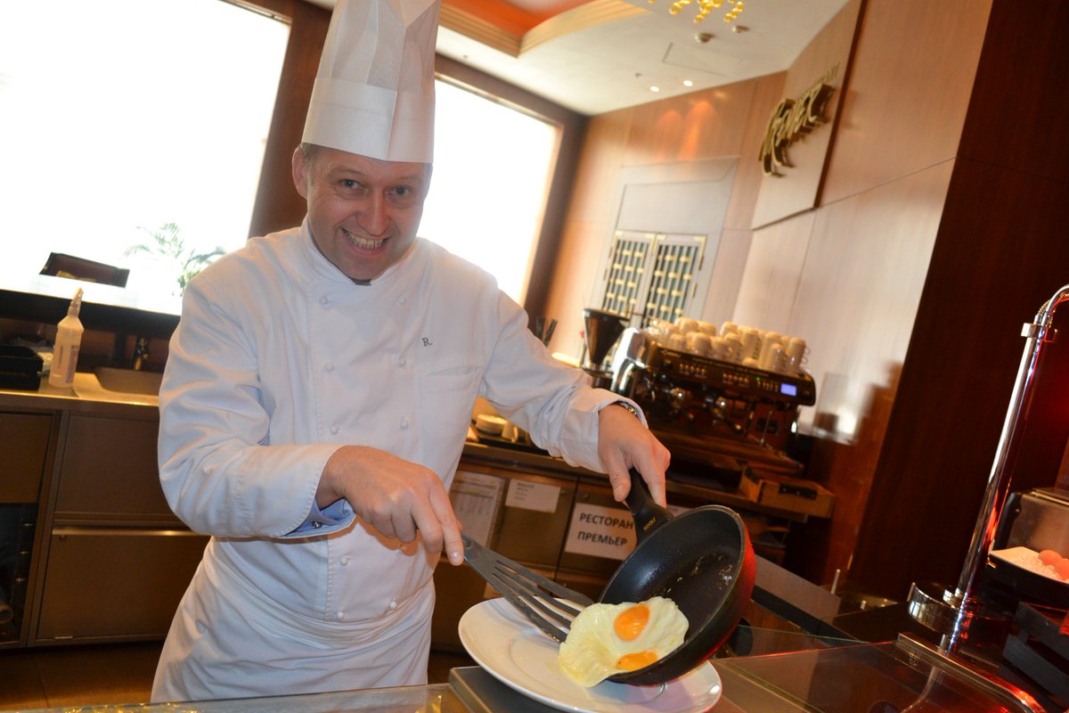 RenMoscow's tweet photo. Busy breakfast morning with General manager. #RenMoscow https://t.co/mghiHcoz1K