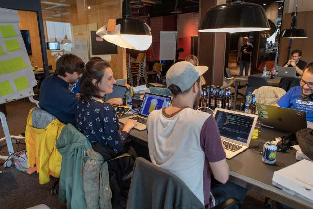 papersDev's tweet image. Papers &amp;amp; Friends konnten am ersten europäischen #BeerHack von @Feldschloss1876 &amp;amp; @S_S_UF mit dem Projekt &quot;hops&quot; überzeugen. Das erste Bier Token, welches als Wetteinsatz, Gutschein oder Zahlungsmittel verwendet werden kann. #Ethereum #Blockchain