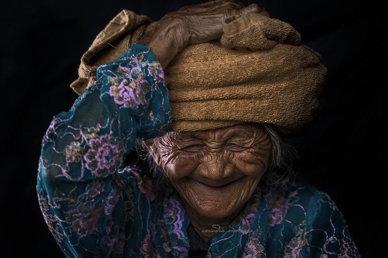 Beauty is not in the face;
Beauty is a light in the heart.

Kahlil Gibran