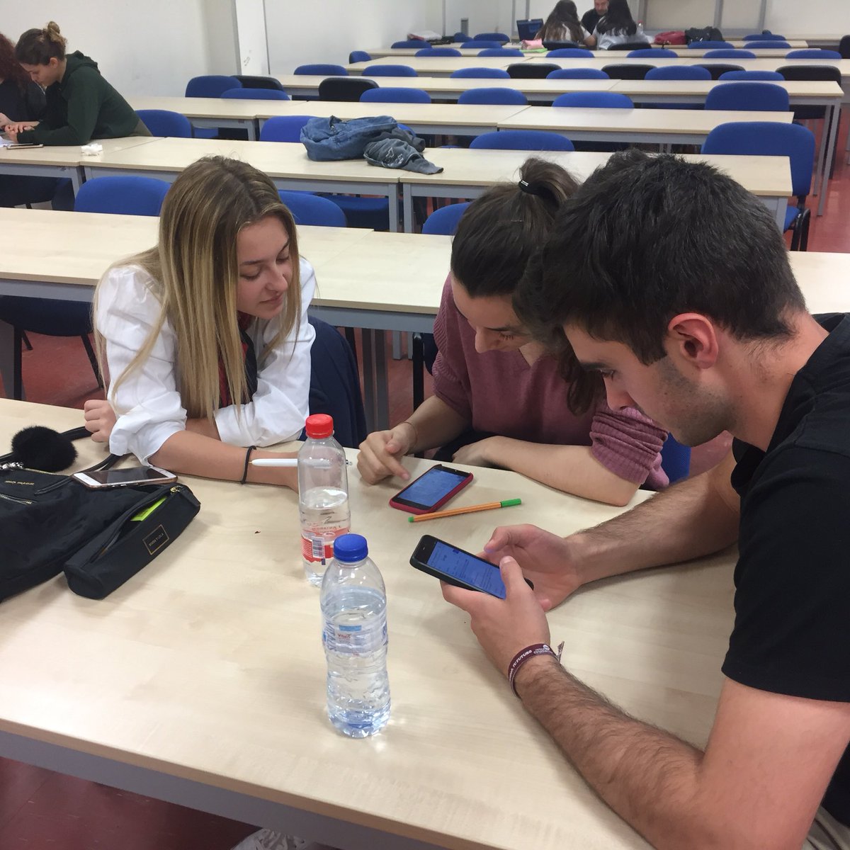 lindacq's tweet photo. Ya sé que no lo parece, pero están trabajando... y mucho... #mobilelearning  #soyer1718 https://t.co/2Q3DQVPkrb