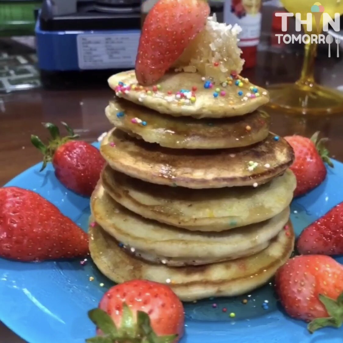thintomorrowTH's tweet photo. แป้งแพนเค้กสำเร็จรูปของ hungry jack มีแบบที่มีเรนโบว์ในแป้งด้วย🌈 น่าลองมากกกเลยซื้อมาทำเอง ง่ายมาก แค่เทน้ำใส่ คนผสมให้เข้ากัน พัก3นาที แล้วก็ทำเลย😍 เราใส่เราโบว์เพิ่มเองด้วยนิดหน่อย ตกแต่งด้วยสตรอเบอรี่ honeycomb ราดด้วยน้ำผึ้ง ดีงามมากก ฟินสุดด @aroii #พรุ่งนี้ค่อยผอม https://t.co/6cWzZIin2N