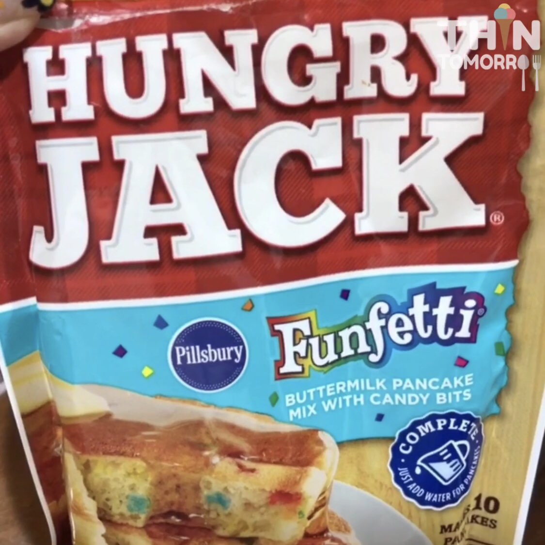 thintomorrowTH's tweet photo. แป้งแพนเค้กสำเร็จรูปของ hungry jack มีแบบที่มีเรนโบว์ในแป้งด้วย🌈 น่าลองมากกกเลยซื้อมาทำเอง ง่ายมาก แค่เทน้ำใส่ คนผสมให้เข้ากัน พัก3นาที แล้วก็ทำเลย😍 เราใส่เราโบว์เพิ่มเองด้วยนิดหน่อย ตกแต่งด้วยสตรอเบอรี่ honeycomb ราดด้วยน้ำผึ้ง ดีงามมากก ฟินสุดด @aroii #พรุ่งนี้ค่อยผอม https://t.co/6cWzZIin2N