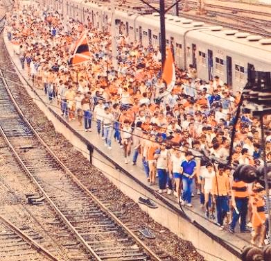 Bola pra frente, lá na Gávea é assim
Na vitória ou na derrota, sou Flamengo até o fim
Sou Flamengo sim, pra toda vida.
Zuzuzum zuzuzum, a torcida quer mais um! #VamosFlamengo
