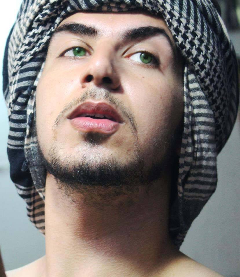 جميعنا للعيوب حاملون ، و لولا ستر الله لإنحت أعناقنا من شدة الخجل ، فلا تعيب و العيب فيك يسري.