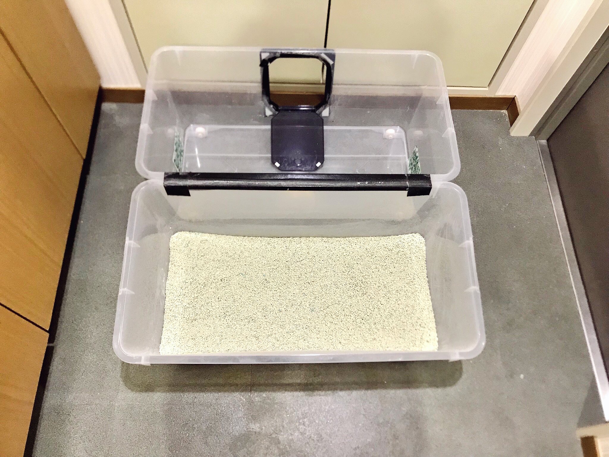 ねこナビ編集部 on Twitter "【猫トイレのにおい問題解決法】 衣装ケース(底が平らなもの)×2をガム