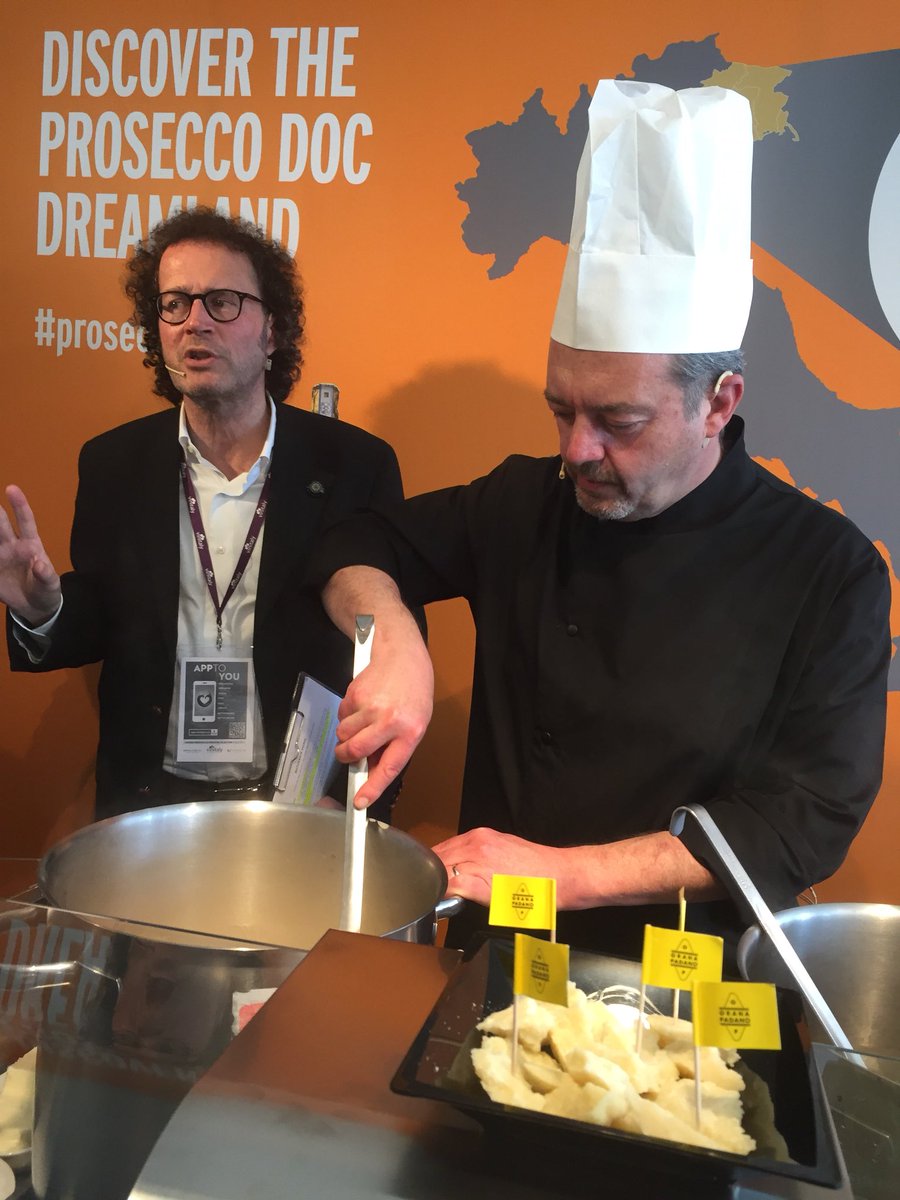 Allo stand di <a href="/DOCProsecco/">Anna Segato</a> lo Chef Aldo Orlandi di <a href="/Villamalaspina/">Villa Malaspina</a> prepara #risotto con riso di <a href="/RiservaSMassimo/">RiservaSanMassimo</a> e <a href="/GranaPadano/">Marco Benites</a> #vinitaly2018 #Prosecco