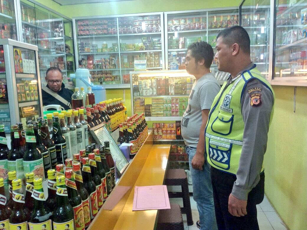 TMCPoldaMetro's tweet photo. 17:46 Unit gabungan Polsek Bungursari melaksanakan kegiatan #OperasiMiras di wilayah hukum @PolsekBungurPwk. #Polri https://t.co/6CJEk6dbLL
