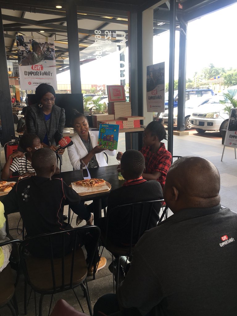 Mukandii's tweet photo. “Reading makes you feel good”
A live reading to the kids (I must admit, I’m enjoying it too)
#GiveOpportunity #SliceOfAfrica #RedReadingBoxes https://t.co/JMYSnnlelG
