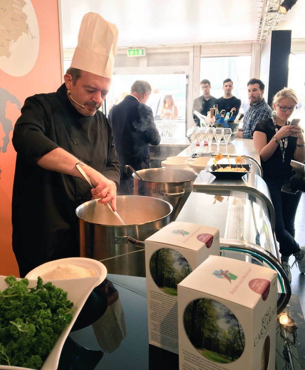 Risotto on the go allo spazio <a href="/DOCProsecco/">Anna Segato</a> con lo Chef #aldoorlandi di <a href="/VillaMalaspina/">Villa Malaspina</a>, food and wine è sempre ottimo connubio! #vinitaly2018 #proseccodoc