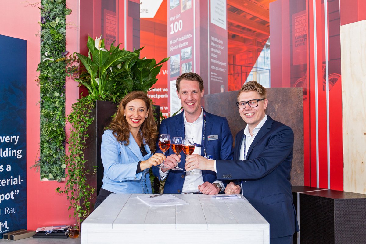 Zojuist tekende Nina Nomden-Stenekes en Dennis Kroon van <a href="/VanWijnenGroep/">Van Wijnen</a> op Building Holland een M-Use® overeenkomst met Maarten Hillebrand van <a href="/Mitsubishi/">shinsuke nakashima</a> Elevator Europe. Een samenwerking waar we trots op zijn!