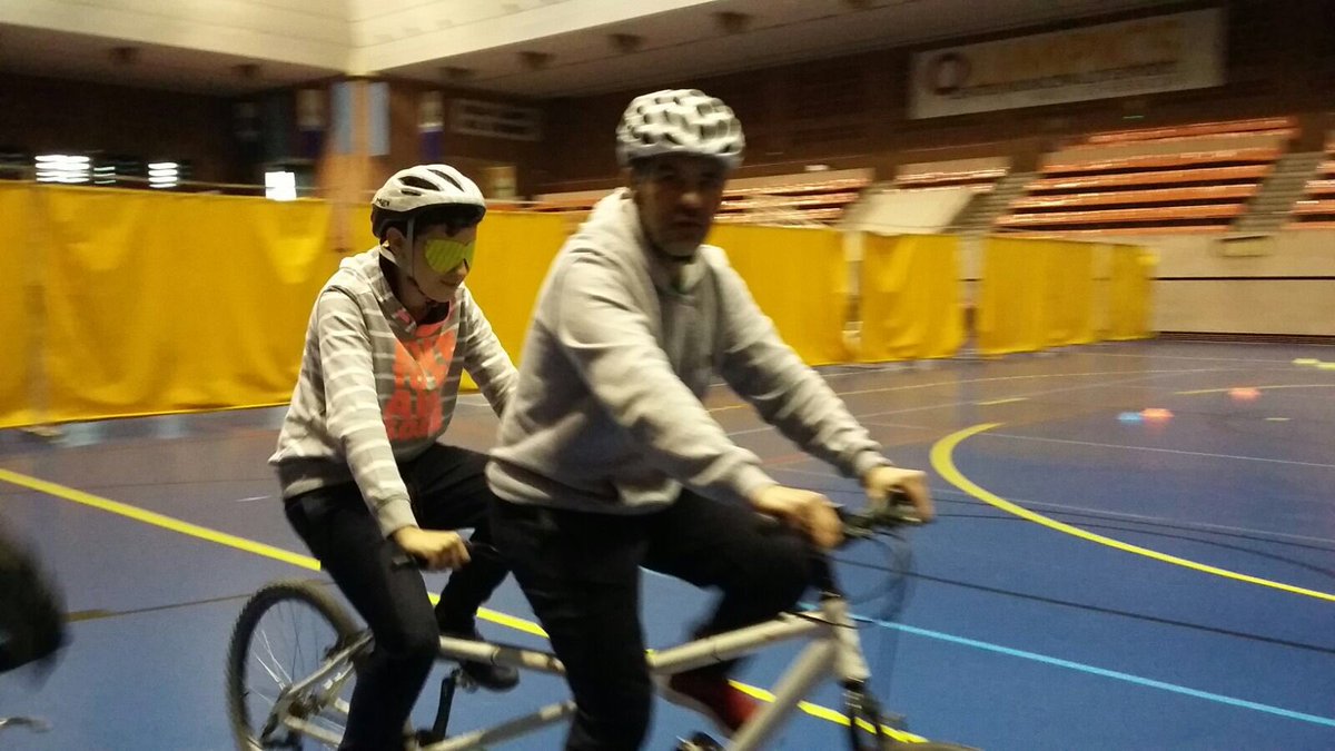 bcn_hg's tweet photo. Uns 400 alumnes de 3r i 4t d'ESO de 9 instituts d'Horta-Guinardó han participat a 'Esport per a tothom'. Aquesta activitat d'#EsportInclusiu els ha permès practicar diversos esports com bàsquet en cadira de rodes, goalball, boccia o tàndem. Una molt bona experiència! https://t.co/aAECr6eHAq