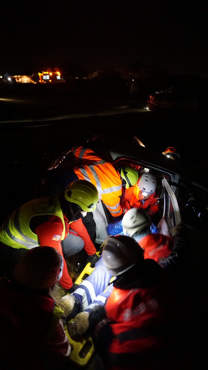 Escuela_SAMU's tweet photo. La coordinación y el trabajo en equipo son claves en las #emergencias. #aprendehaciéndolo #urgencias #CrisisTaskForce2018 con @grupo_samu https://t.co/njfB49Jxc4