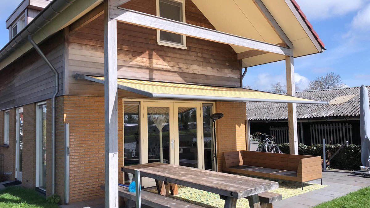 Mooie #buitenzonwering geplaatst bij een vakantie woning Friesland! Laat de zon maar komen🌞