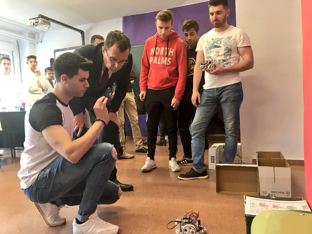 Ballesta_Murcia's tweet photo. Inquietud y pasión por el conocimiento. Impresionado por el trabajo de los alumnos del IES Sierra Carrascoy de El Palmar, con motivo de sus Jornadas del Conocimiento. Experimentos y demostraciones científicas fruto del esfuerzo e iniciativa y de los jóvenes. ¡Sois el futuro! https://t.co/y7jE45PU7l