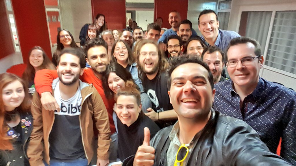 mundoficcion's tweet photo. Cómo mola sentarte a echar un rato con el futuro de esta maravillosa artesania que es el cine... Gracias por esta maravillosa bienvenida a Málaga. ¡Empieza el Mambo en el @festivalmalaga! Que el Enterismo nos acompañe... #elmundoessuyo https://t.co/AbpTXqwUe4