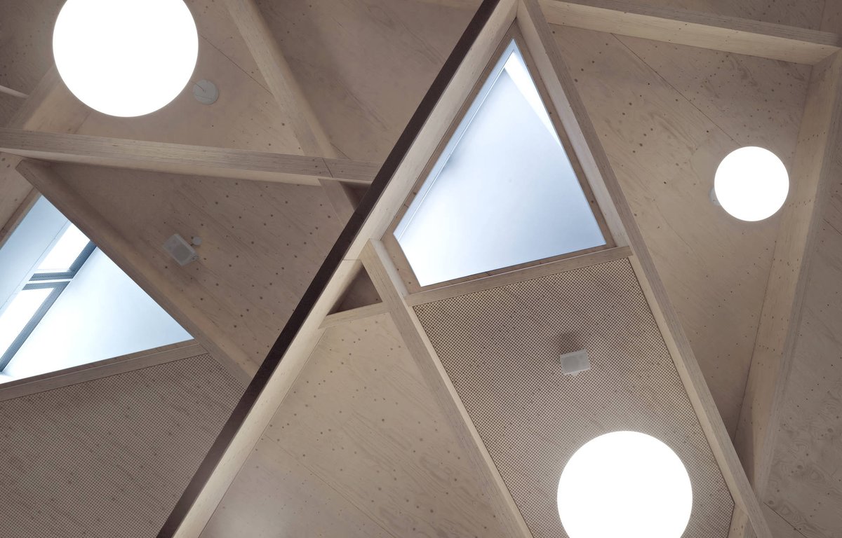 metsawood's tweet image. Schwäbisch Gmünd college dining/event hall got a beautiful floating roof. Read how the exceptional roof construction was made possible by using Kerto® LVL: ow.ly/LWId30jwWde  #woodconstruction #KertoLVL #woodstructure #ecobuilding