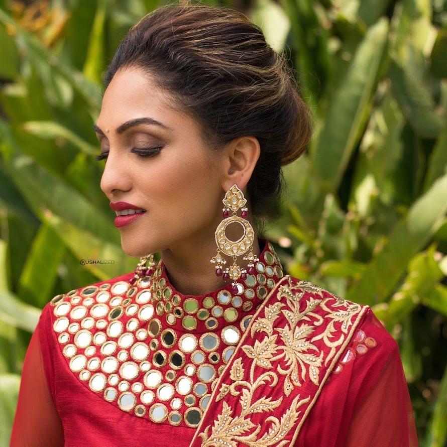 InfoMotiwala's tweet photo. Timeless Jewels Epitomise Grace💎💎
We Weave A Story Of Opulence With Polki, Pearls &amp; Rubies Shoulder Sweeping Earings 💎💎Capturing The Brilliance Of Fine Craftsmanship 💎💎
Influencer : @shrimarai
Photogrpaher 📸 @kushalized 
#diamonddesires #akmotiwala #diamond #polki #pearls https://t.co/AxSHRDXscs