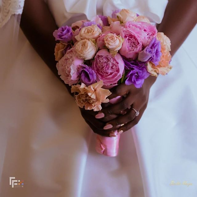 BellaNaijaWed's tweet photo. Bouquet crushing. 
The Gorgeous Melanin Bride Feyi and her Sweetheart Nifemi’s Outdoor Wedding #NifLovesFey
 More on https://t.co/oBjkVp93X0 or the link in our bio #BellaNaijaWeddings 
Bride: @feyi_mbello
Planner: @2706events
Decor: @yventkouture
Makeup:@iamdodos
Hair:@tasalahq
P https://t.co/40bCdIIcuh