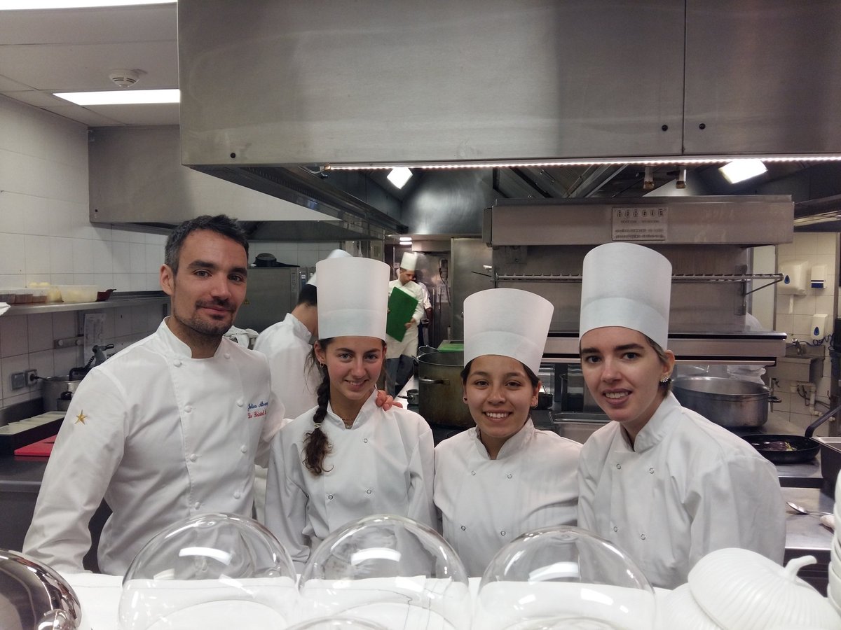 idgraph's tweet photo. Un grand merci au palace @LeBristolParis pour l'atelier pâtisserie et la visite de l'hôtel offerte à 3 jeunes avec @ImagineforMargo https://t.co/xPPdfnk3Ww